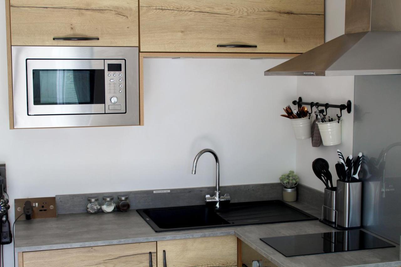 One One Five Apartment Swansea Bagian luar foto
