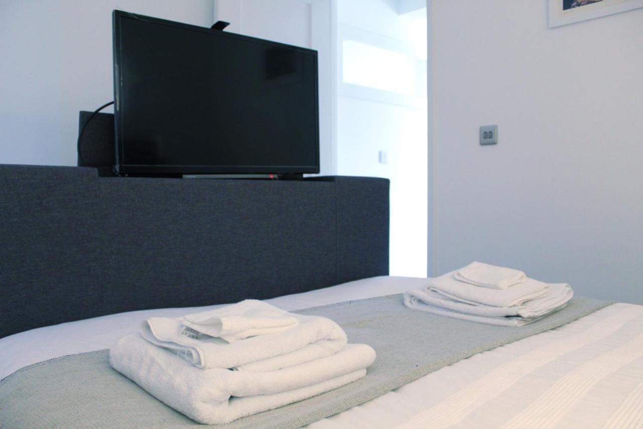 One One Five Apartment Swansea Bagian luar foto