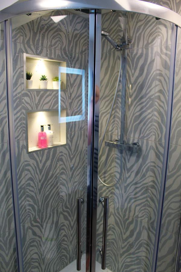 One One Five Apartment Swansea Bagian luar foto